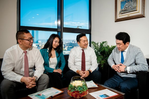 What Are the Best Vegan Leather Options for a Stylish Professional Bag?